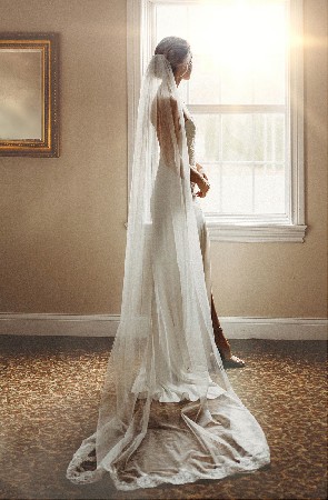 Mariée à la fenêtre <br />
Photographe de mariage à Eaubonne 95600
